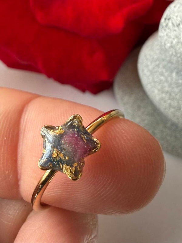 Ring; größenverstellbar, goldfarben; bunt