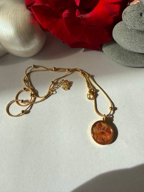 Kette; goldfarben; Rottöne