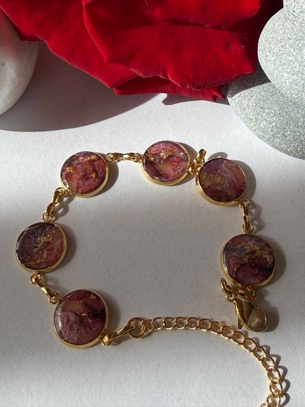 Armband; goldfarben; Rottöne