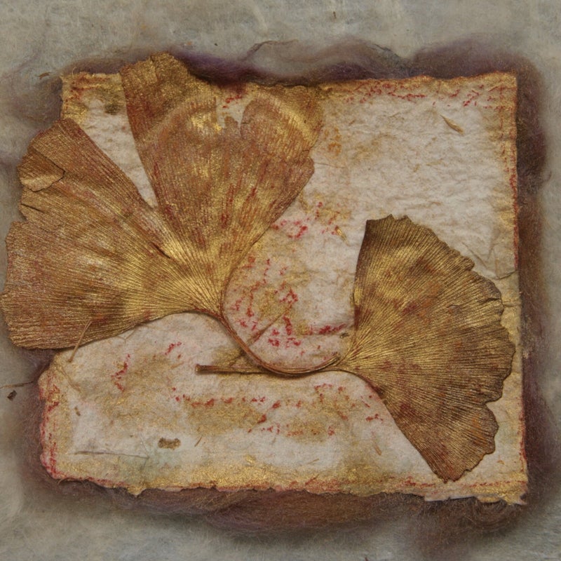 handgeschepr papier met ginkgoblad