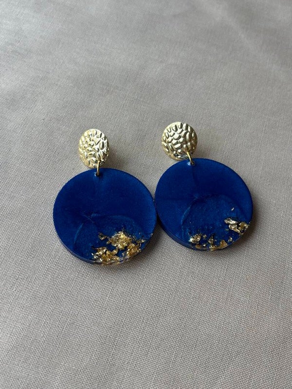 Blauwe oorbellen met goudaccenten