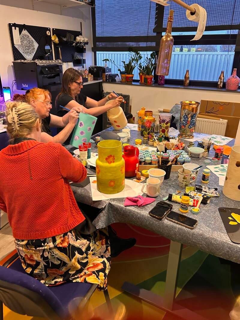 Creatieve groep volwassenen aan het schilderen in atelier in Enkhuizen”