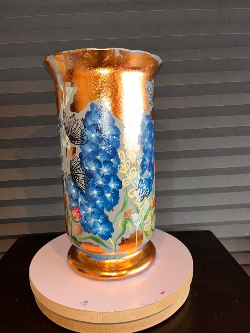 Handbeschilderde glazen vaas met bloemenmotief”