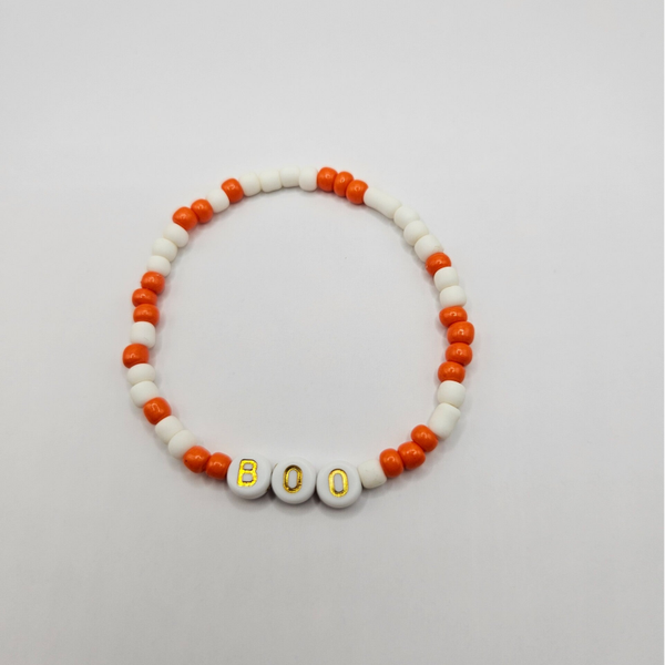 Halloween armbandje van rocaille kralen met letters 'BOO'