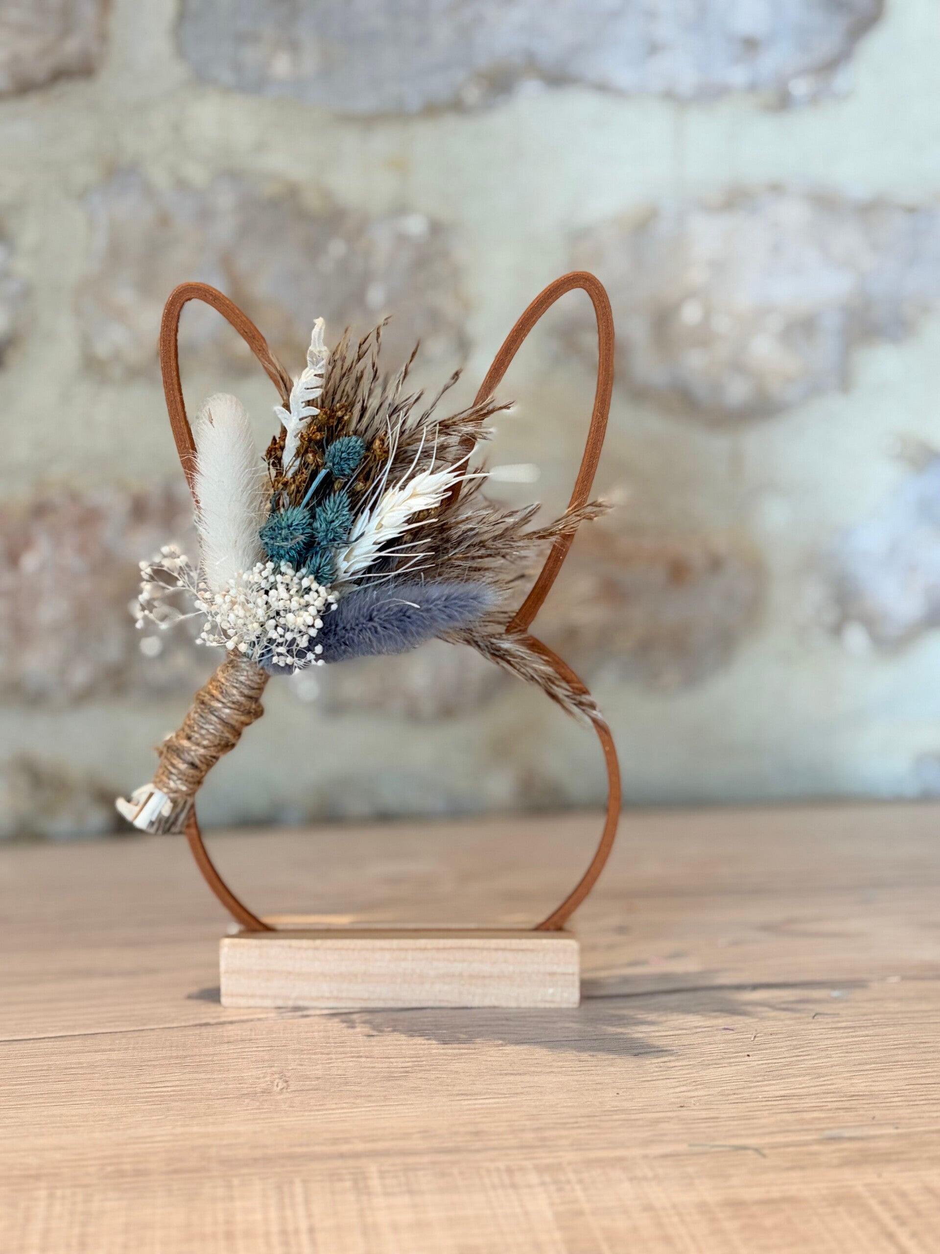 Minimalistisch konijn met droogbloemen
