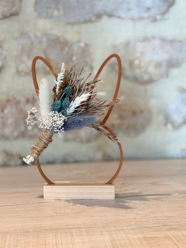 Minimalistisch konijn met droogbloemen