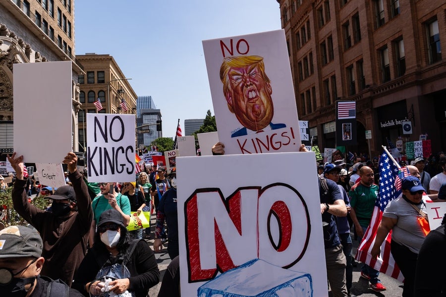 Hillary Clinton ironise sur la parade militaire de Trump et soutient les manifestations « No Kings »
