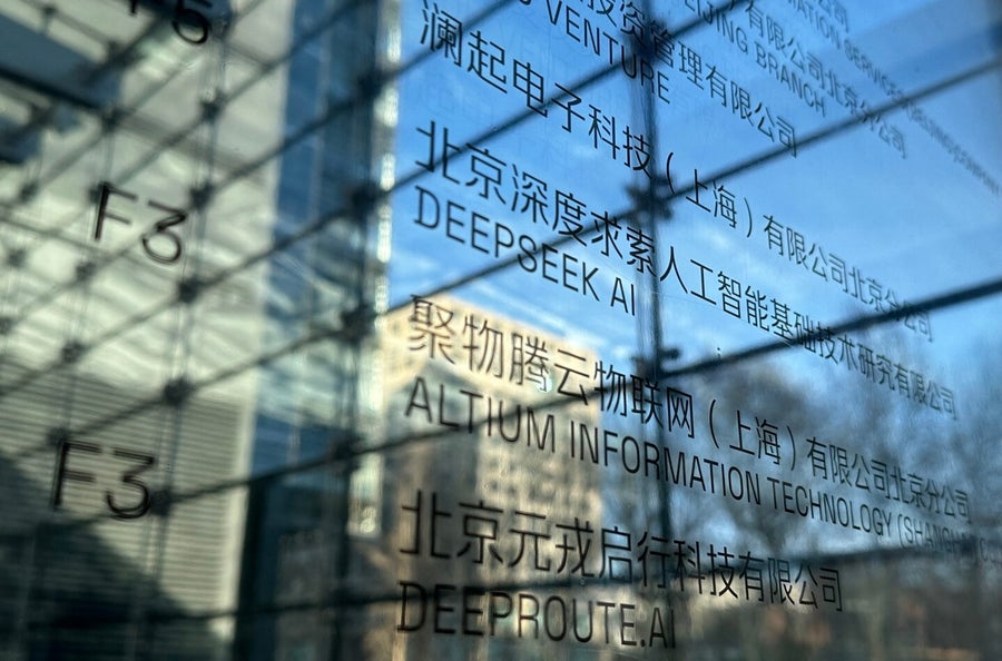 DeepSeek-R1 : le modèle open source qui défie les géants de l’IA fermée