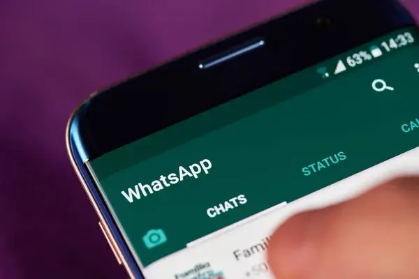 WhatsApp lance une nouvelle fonctionnalité IA pour résumer vos messages manqués : innovation et confidentialité au rendez-vous