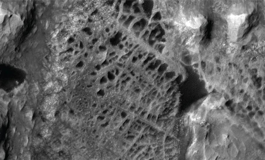 Mars dévoile ses “toiles d’araignée” : les images inédites du rover Curiosity intriguent les scientifiques