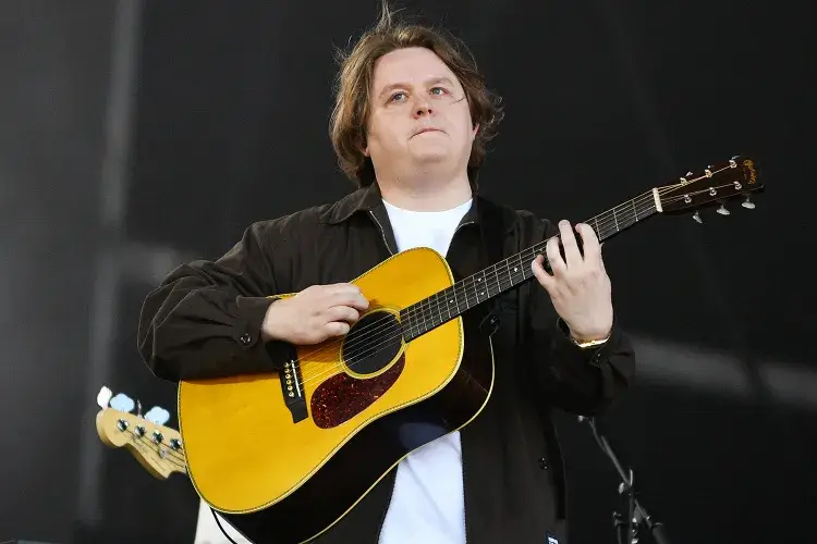 « I'm back, baby » : Lewis Capaldi signe un retour bouleversant à Glastonbury