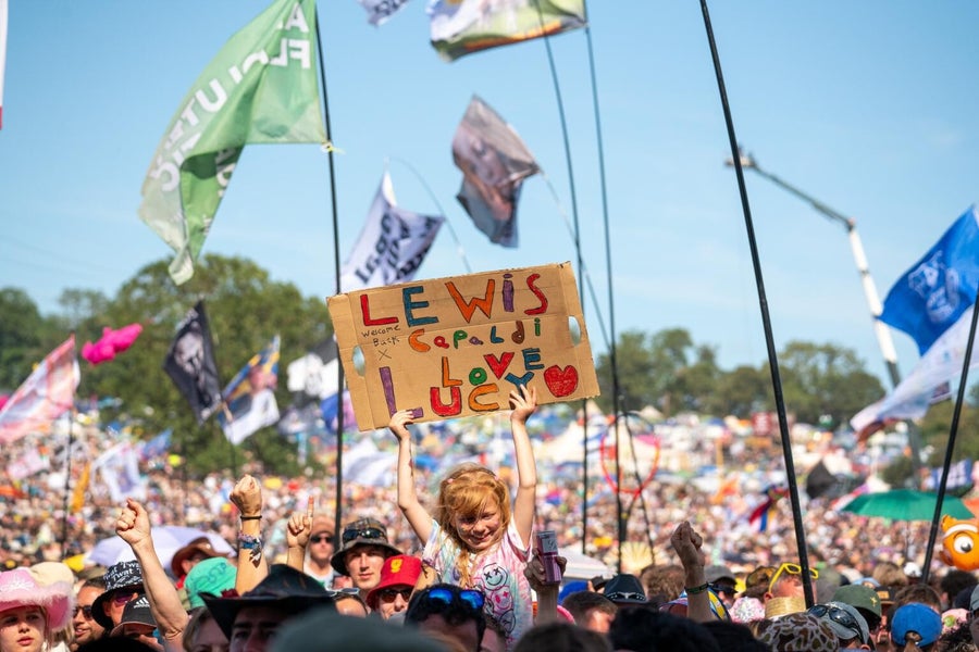 « I'm back, baby » : Lewis Capaldi signe un retour bouleversant à Glastonbury
