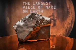 Une météorite martienne rarissime mise aux enchères à New York : jusqu’à 4 millions de dollars pour un morceau de la planète rouge