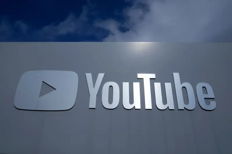 YouTube réintègre des comptes bannis pour désinformation : liberté d’expression ou marche arrière dangereuse ?