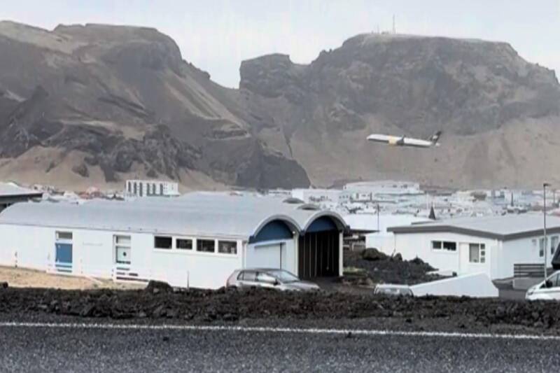 Un pilote d’Icelandair survole sa ville à très basse altitude lors de son dernier vol, une enquête ouverte