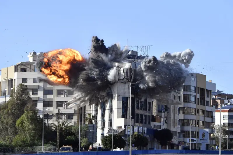 Israël promet une destruction massive au sud du Liban et impose une zone tampon militaire