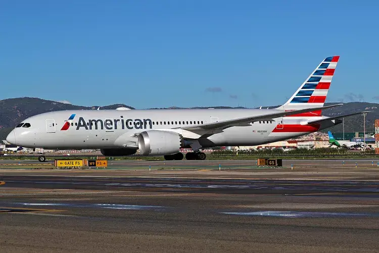 Un pilote d’American Airlines freine brutalement pour éviter une collision avec un camion
