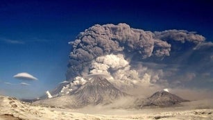 Just hours after the quake, the Klyuchevskoy volcano roared to life. (X/@YassSmith)