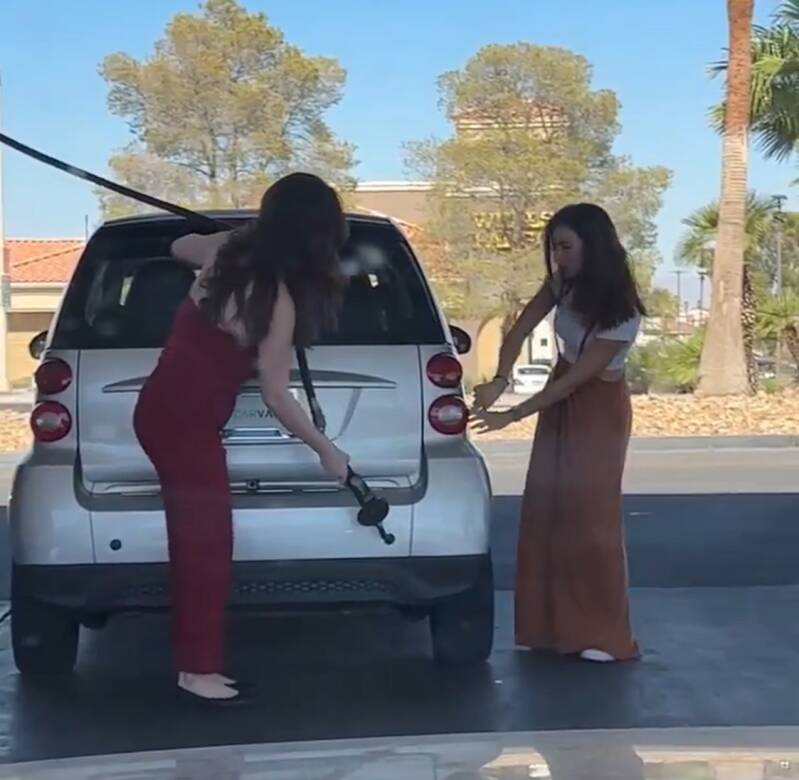 Station-service : elle cherche où mettre le pistolet à essence… et devient virale