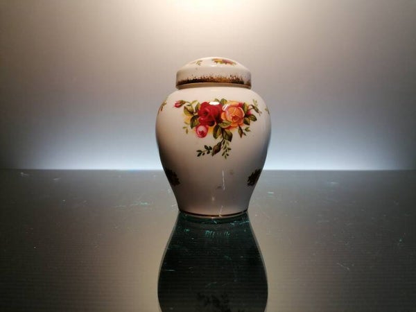 Royal Albert “Old country roses” porcelain lid vase