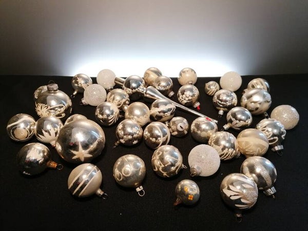 39 silver vintage glass baubles + 1 peak
