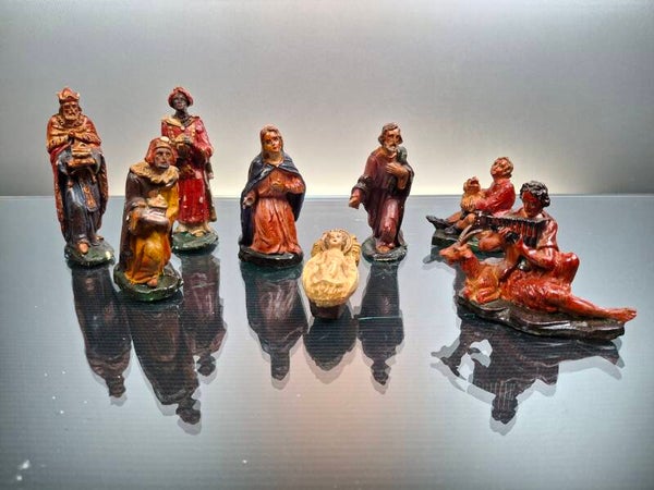8 vintage Nativity figures