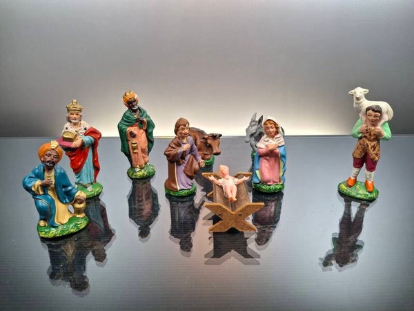9 vintage Nativity figures
