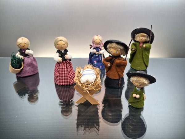 7 vintage Nativity figures in wood and fabric