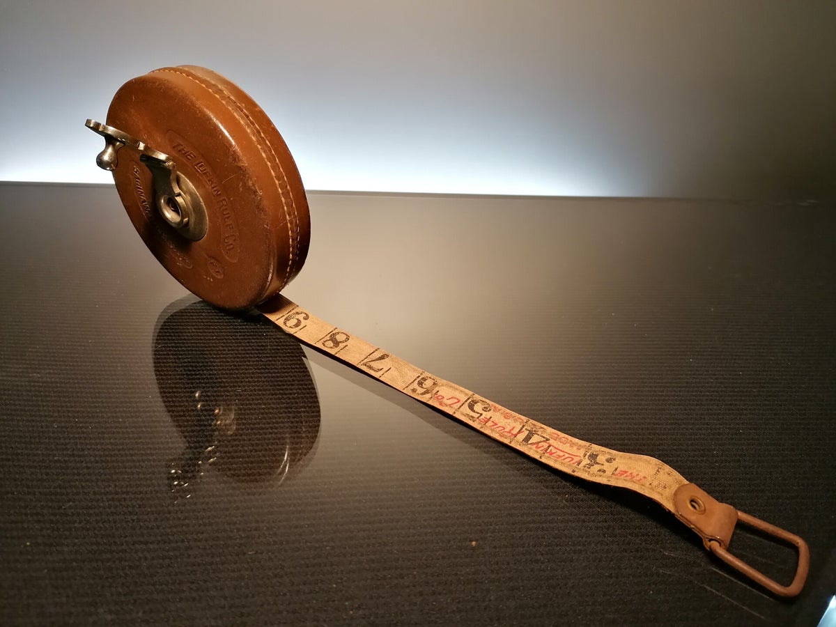 Vintage tape measure suspended Antiques, Art, Vintage main image 4