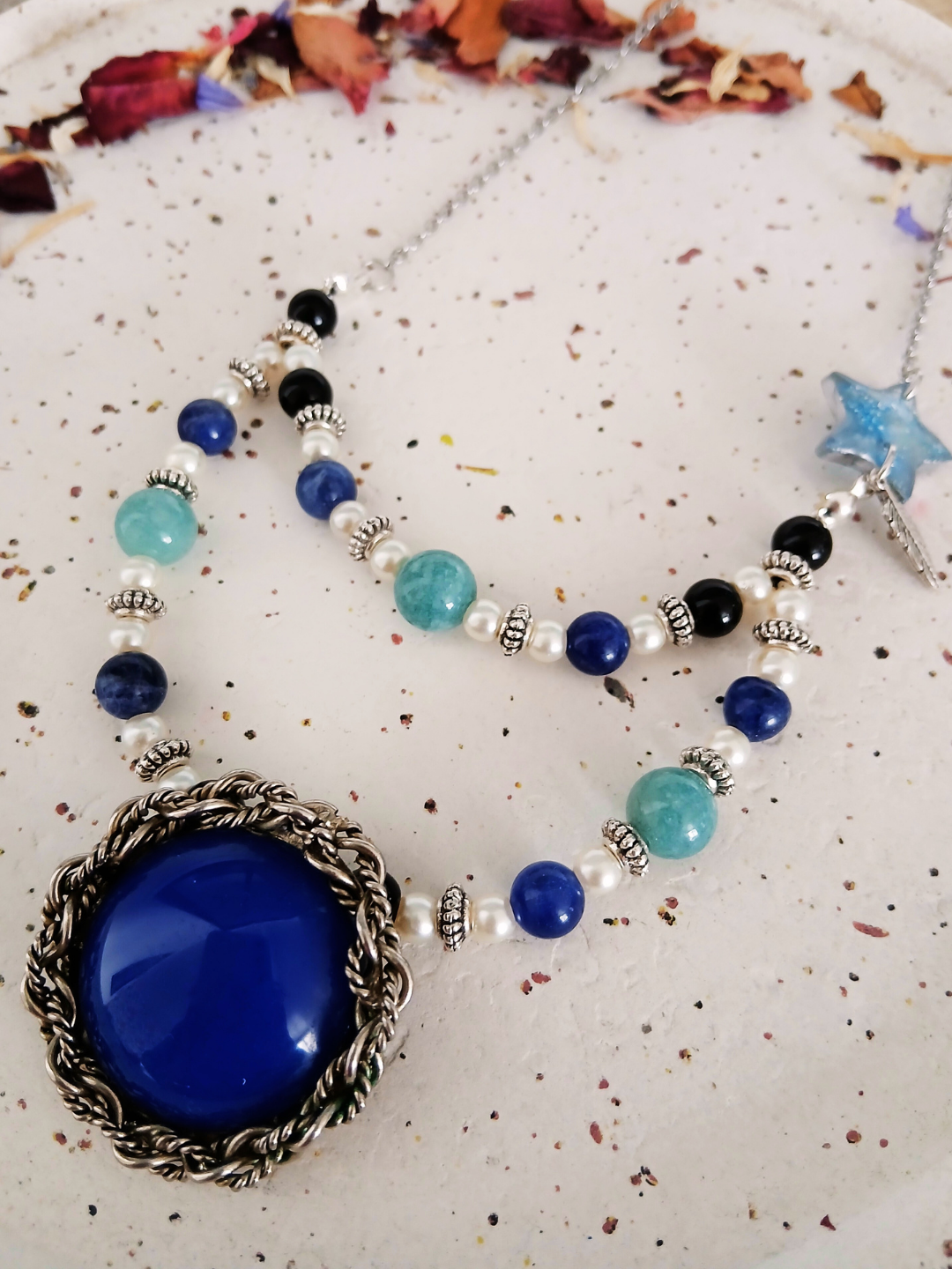 Eclat d'Azur - Collier upcyclé avec perles en pierre et pâte polymère