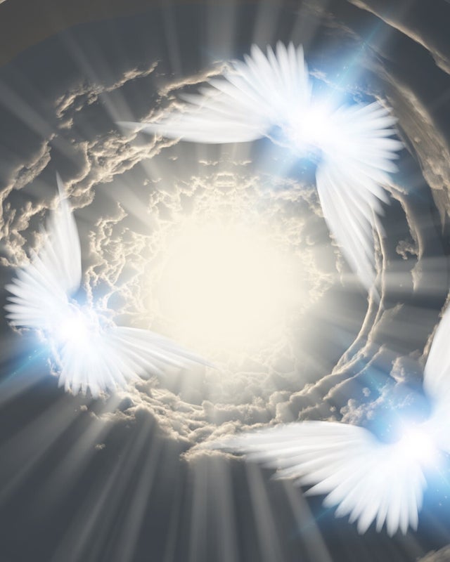 alas blancas de ángel entre nubes, simbolo de protección, guía espiritual y conexión con los ángeles