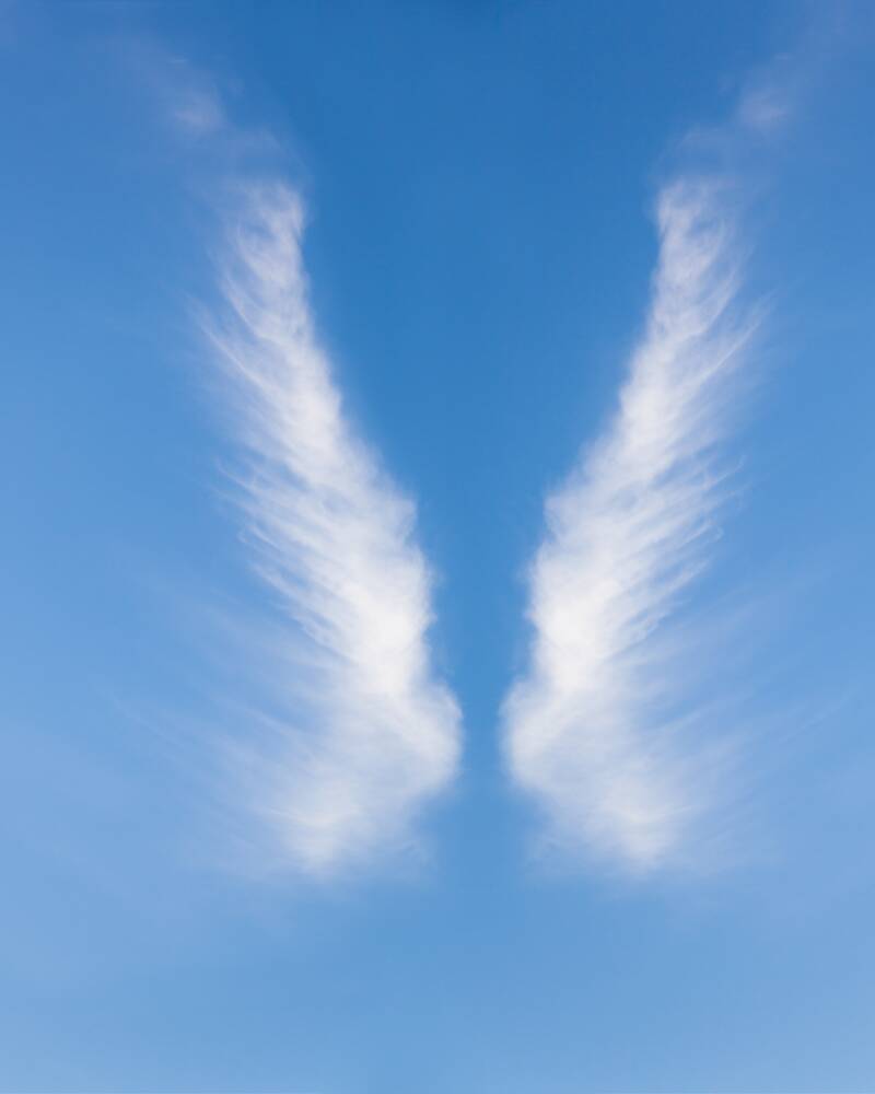 alas de angel formadas por nubes en el cielo, símbolo de guía espiritual, sanación y conexión con frecuencoas divinas