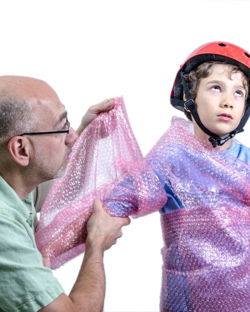 niño sufriendo la herida de la sobreprotección