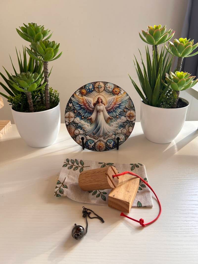 altar energético con imagen angelical, péndulo hebreo y plantas sagradas representando la limpieza kármika y la conexión espiritual del alma