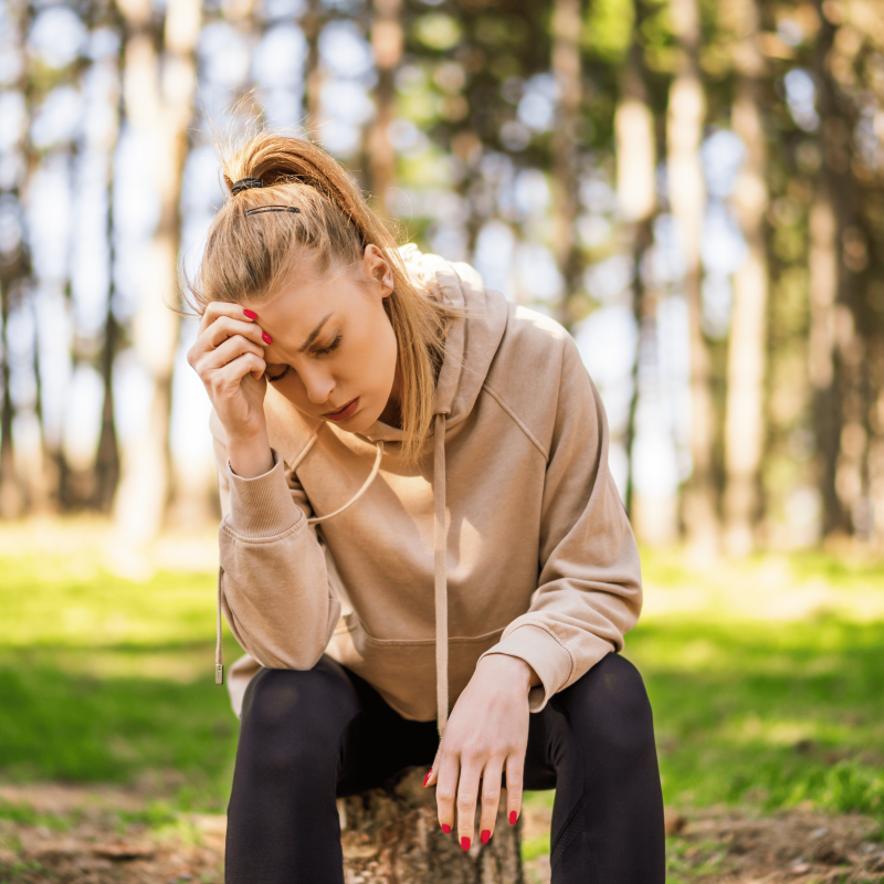 mujer cansada que necesita un alimpieza con péndulo hebreo
