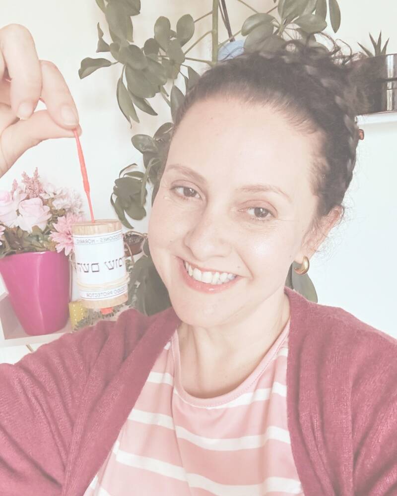 mujer recibiendo una terapia de pendulo hebreo para liberar emociones bloqueadas