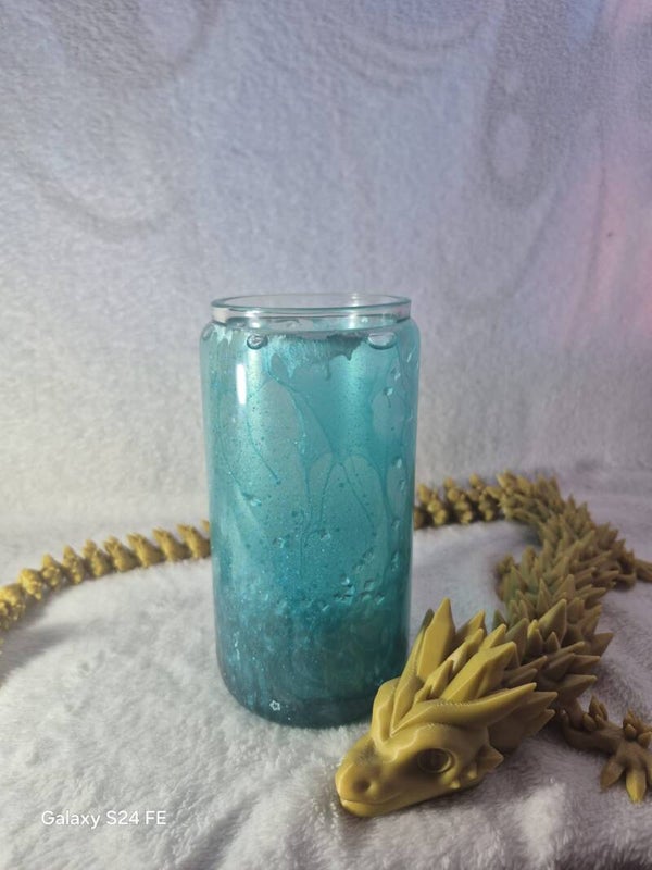 Blau schimmernder Becher