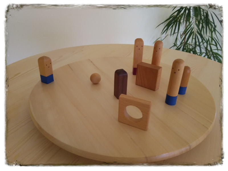 Systemische Figuren auf drehbarer Holzscheibe