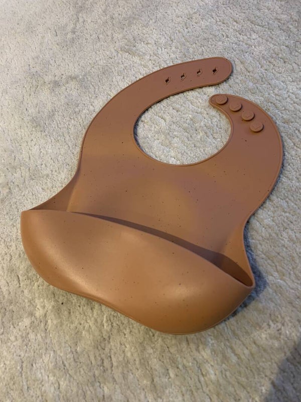 Tan spec silicone bib
