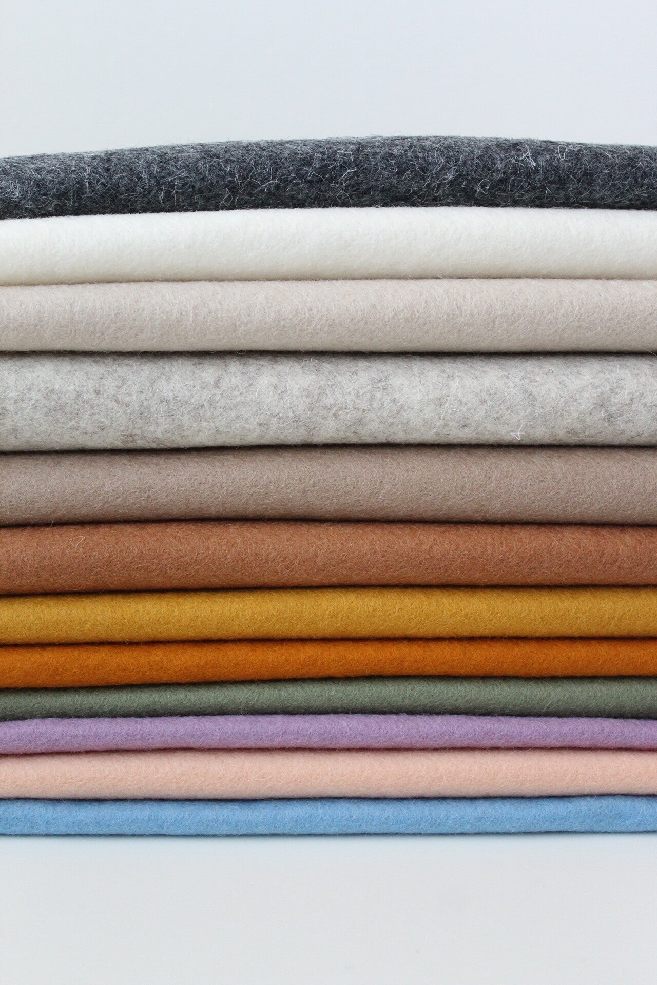 kleuren wol vilt voor babymobiel muziekmobiel boxmobiel wagenspanner en andere baby of honden producten zoals speelgoed handgemaakt uniek en persoonlijk kraamcadeau