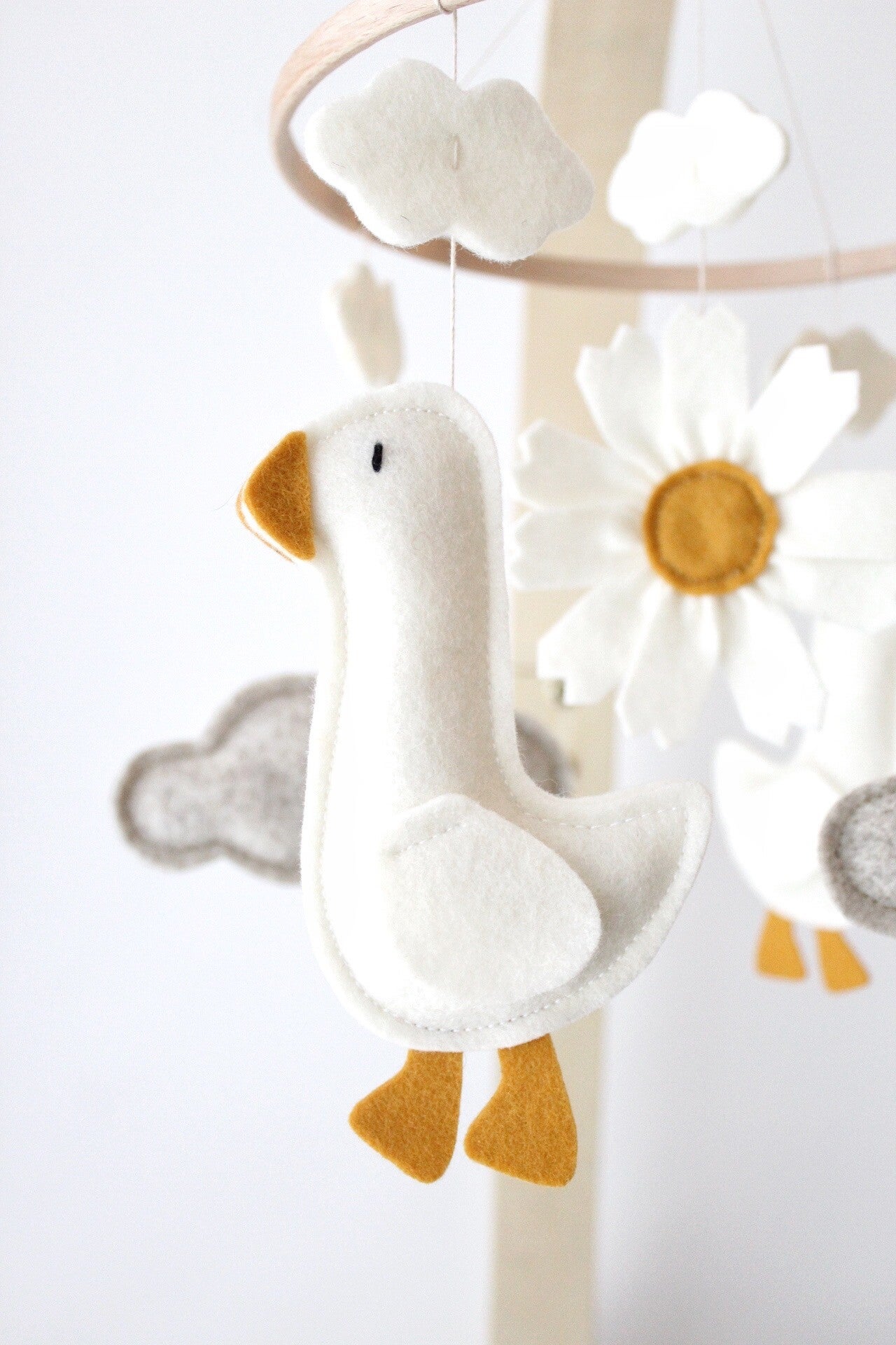 Unieke handgemaakte vilte figuurtjes. los te bestellen voor het maken van jouw eigen DIY muziekmobiel of  persoonlijke kraamcadeau