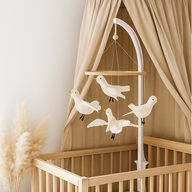 Babymobiel, babymobile, muziekmobiel, boxmobiel, kinderkamer, babykamer decoratie, accessoires, natuurlijke tinten, wolvilt figuurtjes, zwangerschap, ouderschap, duurzame babyproducten, babyverzorging, visuele ontwikkeling, rustgevend voor baby's