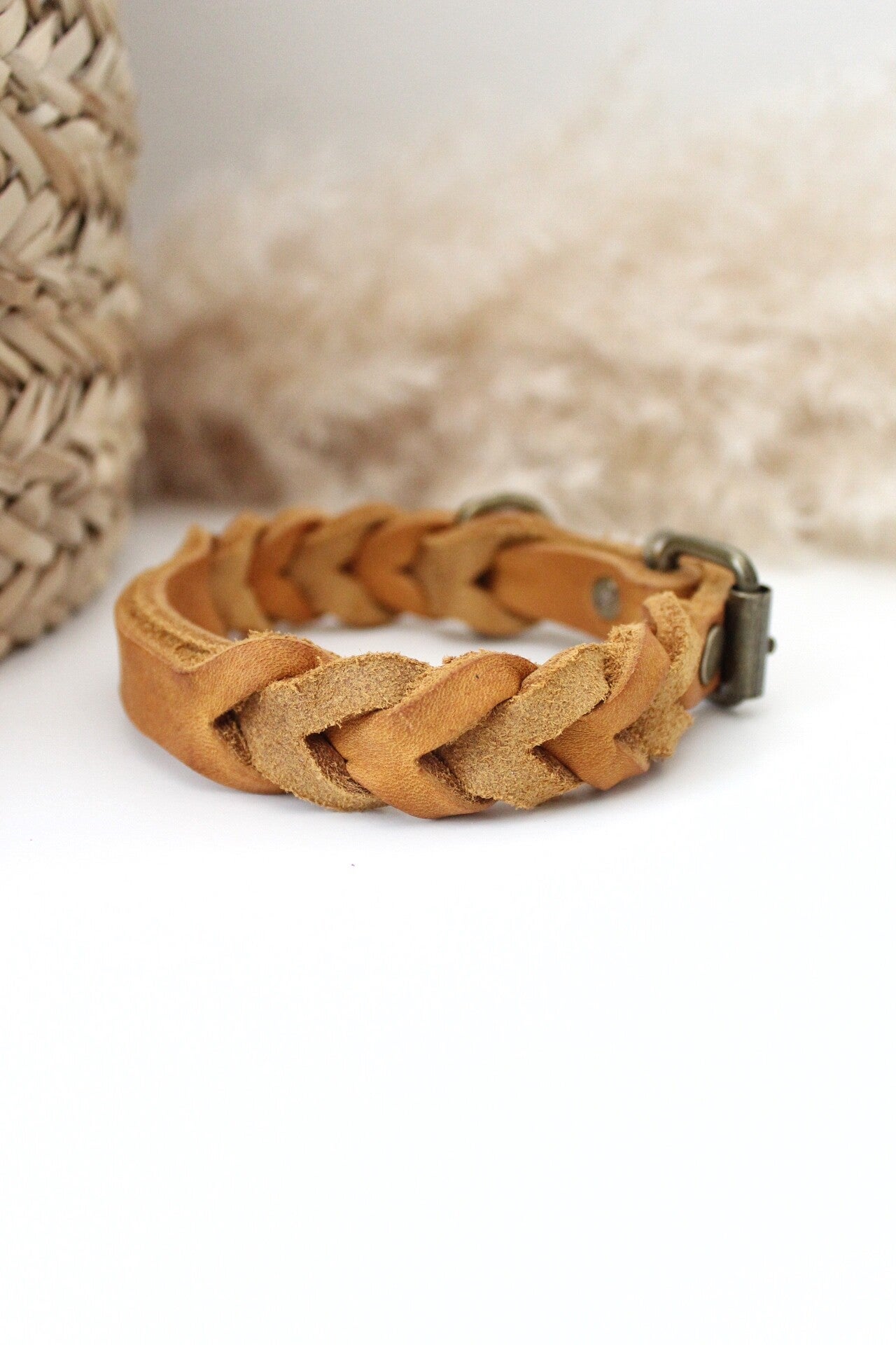Diverse kleuren mogelijkheden voor unieke en gepersonaliseerde halsbanden voor hond en baas. van vet leren puppy halsbandjes  tot gevlochten halsband voor volwassen honden zoals teckels, frenchie en mini doodle