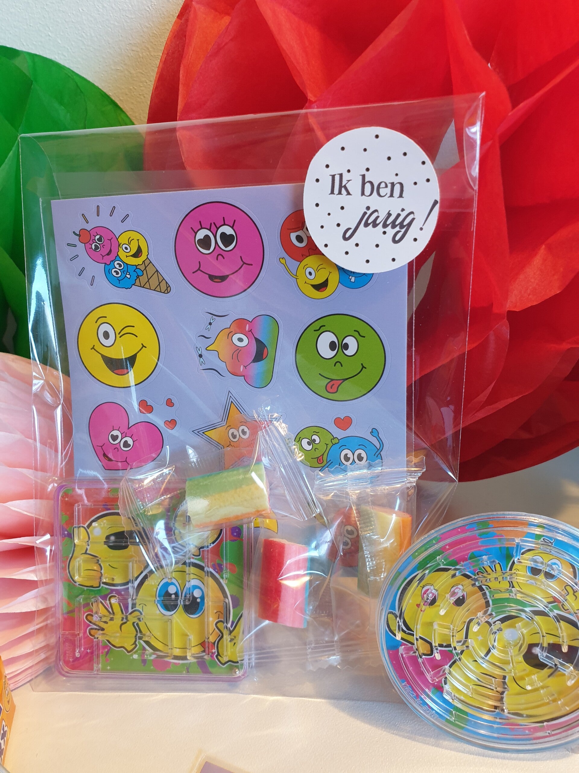 Kant en klare traktraties. Bijvoorbeeld een smiley traktatie bestaande uit een stickervel met smileys, spelletje met smiley print, leuke sticker naar keuze en eventueel een snoepje