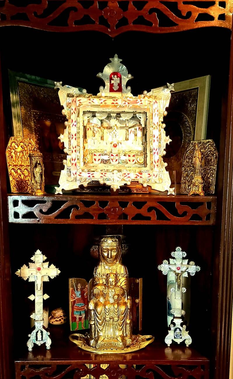 Nacre. Diorama en nacre et crucifix .  19-ème  réf 518