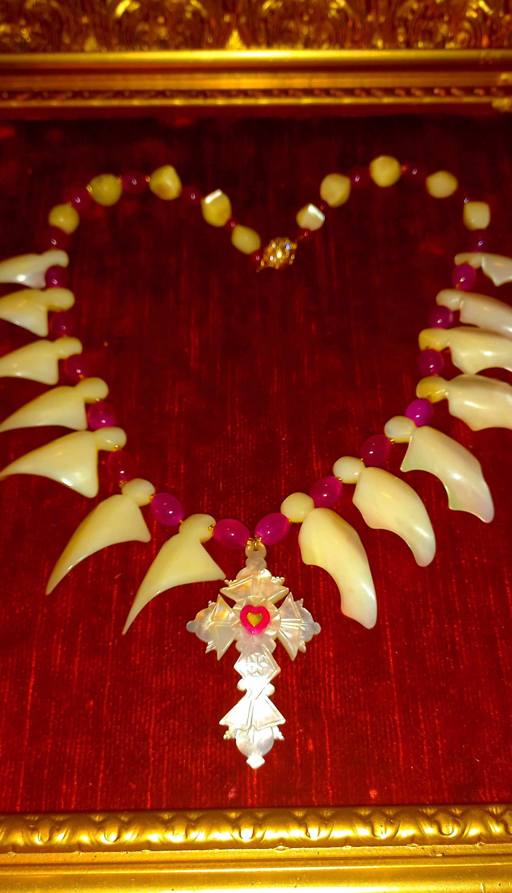 Nacre. Collier d' exorcisme de nacre et rubis protection  des entités et  démons  réf 516