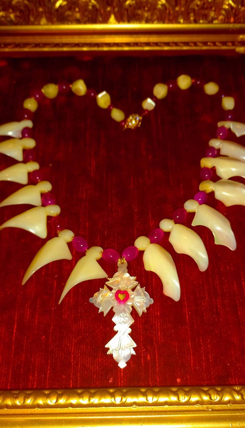 Nacre. Collier d' exorcisme de nacre et rubis protection  des entités et  démons  réf 516