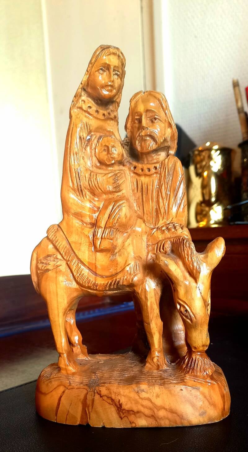 SCULPTURE BOIS; Exode de Jésus en Egypte, bois d'olivier. Réf 544