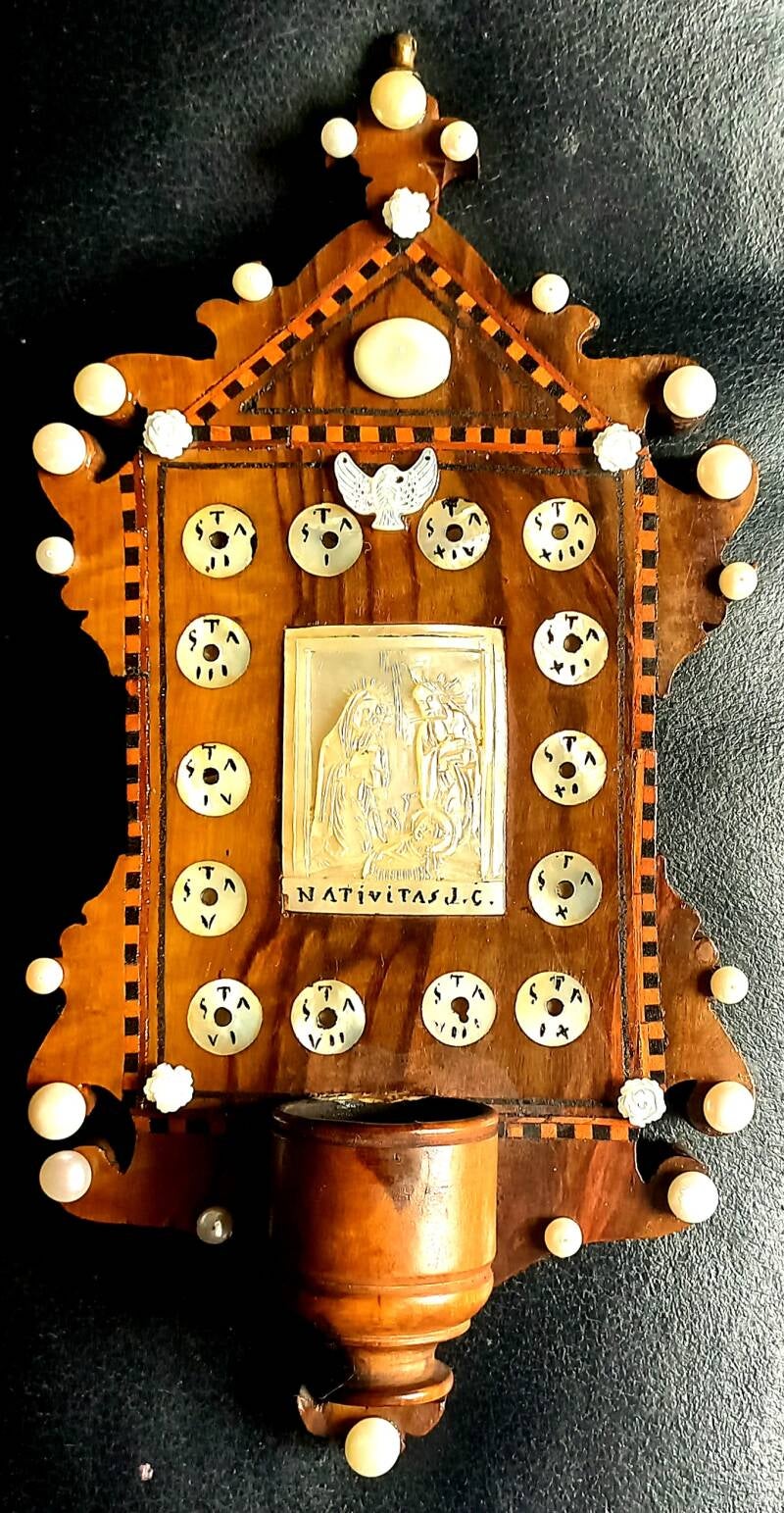 Nacre. Bénitier  en nacre et perles de culture.  Réf 545