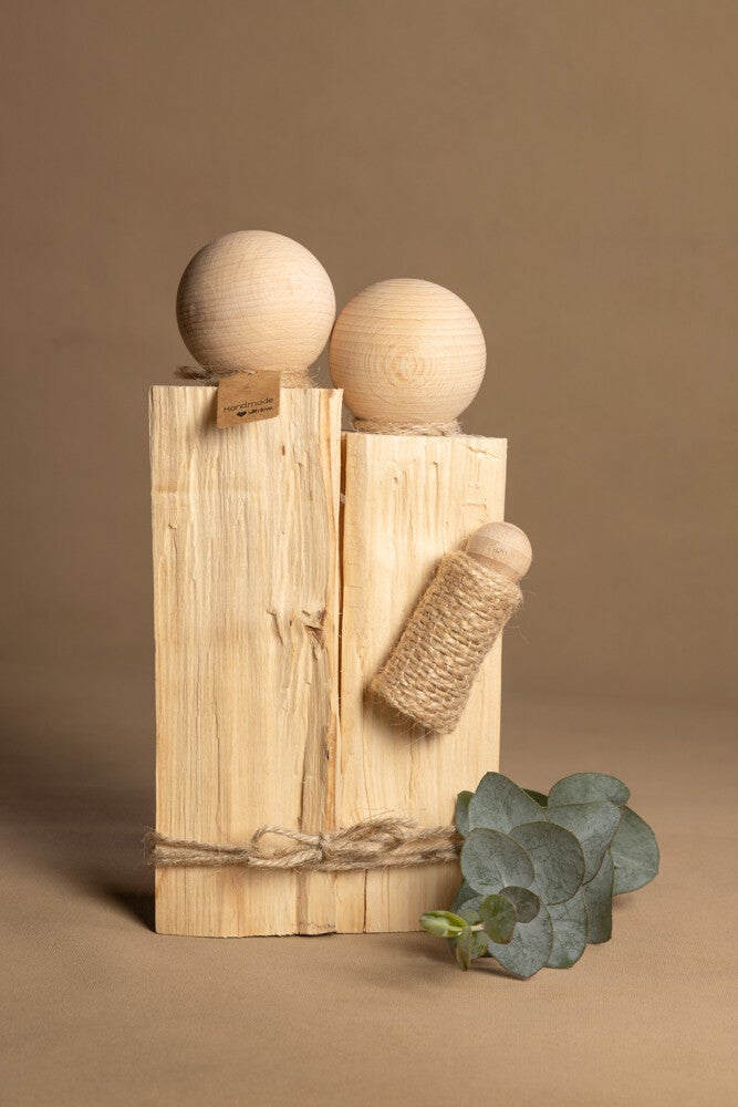Houten echtpaar met baby